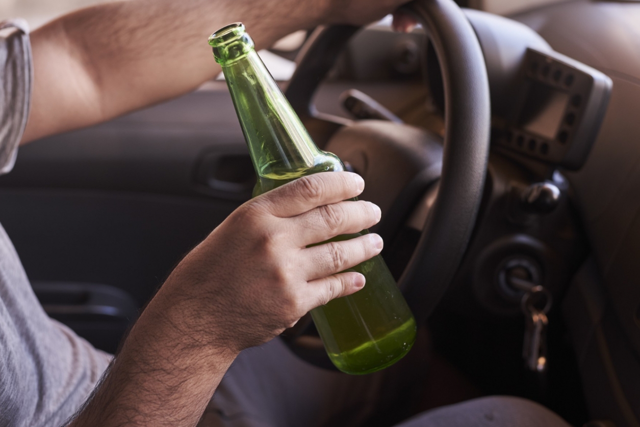 Nieodpowiedzialność przy kierownicy: 54-latek z 1,5 promila alkoholu spowodował wypadek