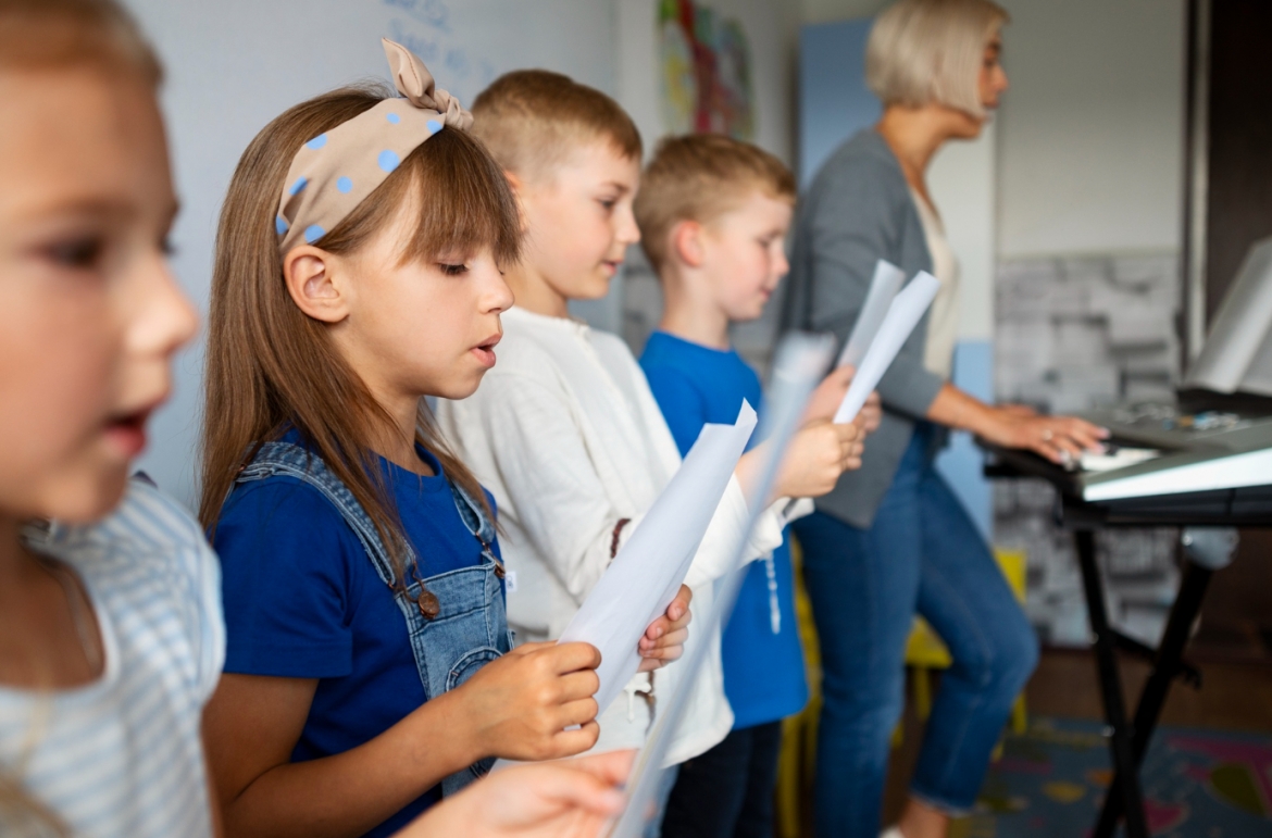 Chór "Canticum" zaskakuje wiernych koncertem kolęd w łowickiej bazylice katedralnej