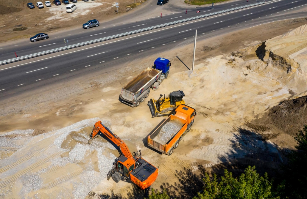 Remont nawierzchni drogowej na ulicy Powstańców w Łowiczu powoduje utrudnienia w ruchu