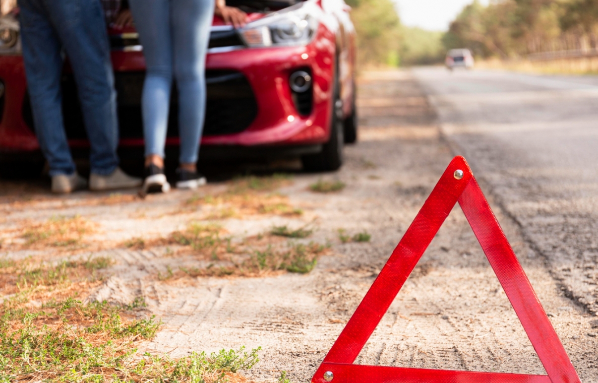 Niecodzienny incydent drogowy na ulicy Łęczyckiej w Łowiczu – kierująca Volvo uderzyła w drzewo